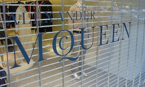 Новости : Alexander McQueen представил коллекцию клатчей